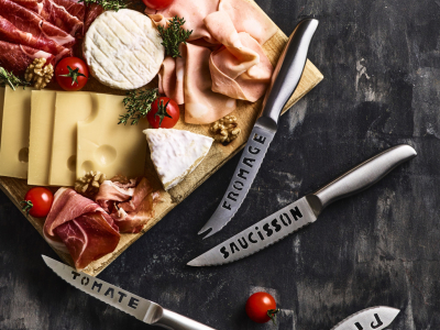 Couteau à fromage, saucisson, tomate, pizza : lesquels choisir pour un bel apéro